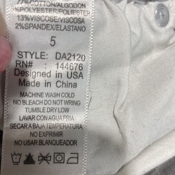 3For$20 Denim 4 Us Black Ripped Jeans size 5 - Picture 3 of 8